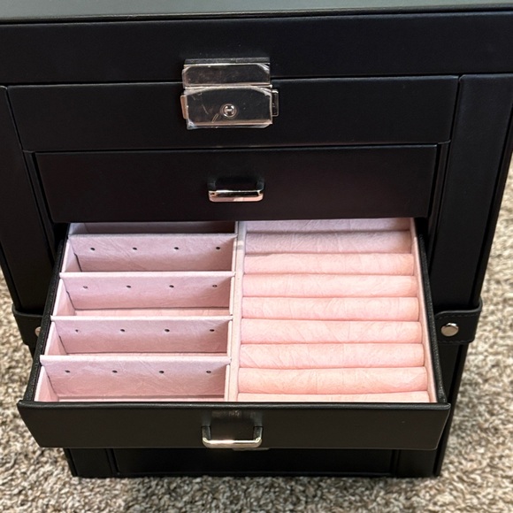 Gorgeous Black Jewelry Organizer Box locking w/ anti-tarnish lining - Picture 5 of 12